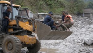 Vídeo dramático: evacúan a una mujer que estuvo atrapada entre el barro por el deslave en Nepal y rescatan en una excavadora