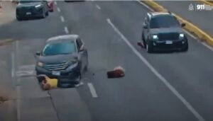 Vídeo sensible: un automovilista les cede el paso a dos mujeres y son atropelladas por otro vehículo 