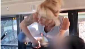 Vídeo: madre rompe la ventana de un autobús escolar, se trepa al vehículo, confronta al chófer y protagoniza escándalo para luego ser detenida y acusada de vandalismo