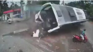 Vídeo: un hombre se salva por centímetros de ser aplastado por un autobús con 35 personas a bordo
