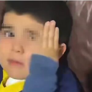 Vídeos sensibles, “me tenés podrida”:una mujer de nombre Ana Centurion, se graba golpeando a su hijo de 4 años de edad y le manda el vídeo al padre del niño