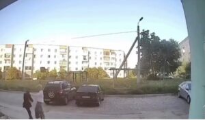 Vídeo, “Bendito Karma”: joven golpea a su novia frente a un edificio residencial y de repente un vecino le da una paliza y lo obliga a pedirle perdón