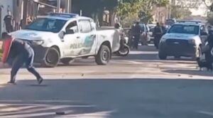 Vídeo violento, “¡Vean cómo corren!”: vecinos se burlan de 4 policías que fueron agredidos violentamente por tratar de retirar un automóvil que estaba mal estacionado