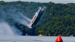 Vídeo impactante:  durante una competencia de lanchas de alta velocidad, una lancha ‘sale volando’ a 320 km por hora y da varias vueltas en el aire