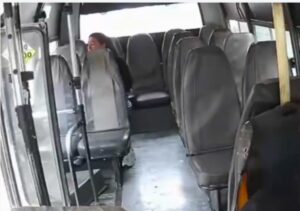 Vídeo: motociclista choca violentamente contra un autobús y termina dentro del vehículo