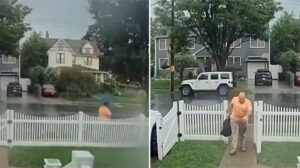 Vídeo sensible: un rayo impacta a un hombre cuando salía de su casa y sobrevive casi ileso