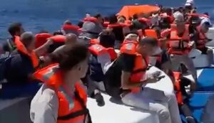 Vídeos, “Se marcharon primero”: Pasajero del barco hundido frente a Chipre relata la huida de la tripulación dejando a los pasajeros a la deriva en el barco averiado