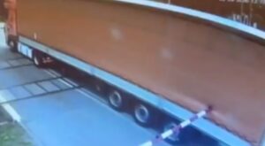 Vídeo impactante: tren embiste a un camión parado sobre las vías