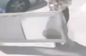 Vídeo impactante: mujer caminaba por la acera y casi es aplastada por una puerta que cayó del cielo