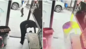 Vídeo explosivo: un hombre enciende la luz en el local en dónde trabaja y provoca una potente explosión que lo lanza por los aires