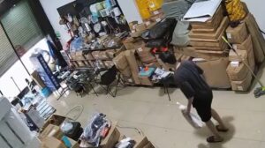 Vídeo: la reacción en el momento en que un comerciante acepta con resignación la inundación de su tienda