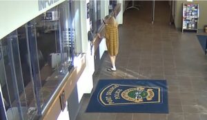 Vídeo sensible: una anciana entra a una estación de policía e Estados Unidos, abre fuego  y es abatida por la policía