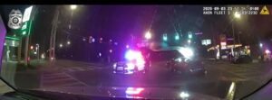 Vídeo impactante: un sospechoso de homicidio roba una patrulla, la embiste contra una casa y se enfrenta a mordiscos contra los agentes