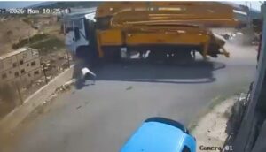 Vídeo: chofer escapa de la muerte saltando de su camión fuera de control en el último segundo