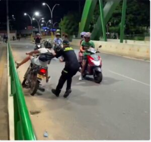 Vídeo: un policía le arranca la mochila llena de marihuana a un motociclista que huía