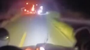 Vídeo: camionero canta “un impacto sería fatal a esa gran velocidad” de los mexicanos “Haragán y Cia” y un camión vuelca frente a él