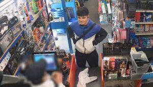 Vídeo: graban al asesino confeso, Suliaman Tajzai, sonriendo mientras compraba el cuchillo con el que emboscaría y asesinaría a un joven horas después