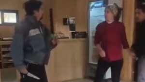 Vídeo: exjefe comunal saca un cuchillo en plena pelea con su sucesor en Neuquén, Argentina