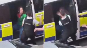 Vídeo indignante: un policía cachetea brutalmente y empuja dentro de una patrulla policial a una mujer detenida y esposada