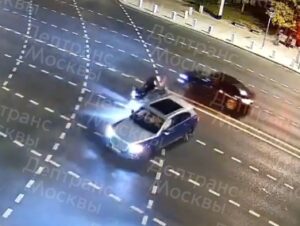 Vídeo sensible: un motociclista pierde la vida al chocar de frente contra un automóvil en pleno cruce de una avenida