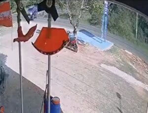 Vídeo fatal: un motociclista muere al estrellarse a gran velocidad contra una camioneta