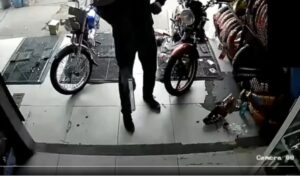 Vídeo sensible: sicario se disfraza de repartidor para perpetrar un violento ataque armado y matar a tiros a un hombre en un local de venta de repuestos
