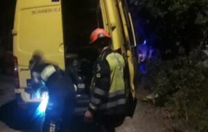 Bomberos rescatan a un anciano atrapado dentro una enorme tinaja de vino