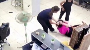 Vídeo: mujer desata una brutal golpiza en una peluquería porque no le gustó el corte de pelo de su hija