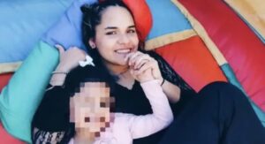 Una agente policial embarazada recibe un disparo en la espalda dentro de una comisaría de policía