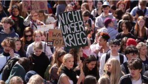 Vídeos: miles de  estudiantes alemanes salen a las calles a protestar contra los planes del Ministerio de Defensa de Alemania de reclutar obligatoriamente a los jóvenes de ese país y prepararlos para la guerra