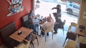 Vídeo: dos ladrones intentan asaltar a un hombre, este los enfrenta a balazos y terminan huyendo por sus vidas