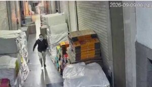 Vídeos: el excontador de una empresa textil al que su dueño no le pagó su sueldo de 120 dólares, rocía con gasolina y le prende fuego a los almacenes de la empresa y ocasiona deudas por 2.4 millones de dólares