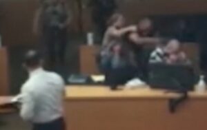 Vídeo: padre de familia reacciona a la risa del asesino de su yerno y lo golpea en pleno juicio