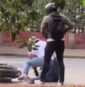 Vídeo: sicario asesina a tiros a un comerciante en plena vía y detenido y maniatado por los transeúntes
