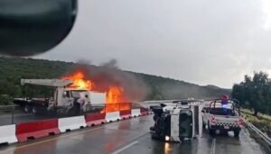 Vídeo de terror: una grúa pierde el control y queda envuelta en llamas en plena carretera