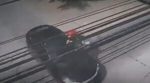Vídeo: un automovilista no respeta el derecho de vía y atropella a un motociclista