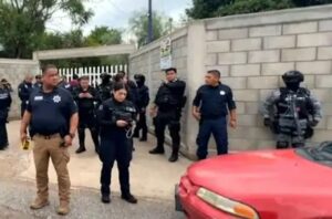 Vídeos: dos hermanos, exalumnos de una escuela secundaria atacan y matan a machetazos a la subdirectora de dicha escuela y además hieren a 3 personas más