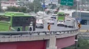 Vídeo: un motociclista cae desde un puente al rio que pasa debajo y sobrevive para contarlo