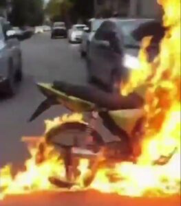 Vídeo en fuego: motociclista incendia su propia motocicleta en protesta por la multa de transito que le pusieron que era del mismo valor de una motocicleta nueva