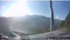 Vídeo sensible: un automóvil pierde el control y se va por un barranco muriendo el chófer y dejando herido a 2 pasajeros