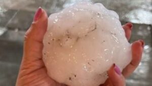 Vídeo: una tormenta con bolas de granizo del tamaño de pelotas de tenis ocasiona destrozos en vehículos y techos de casas en Asunción, Paraguay