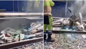 Vídeo sensible: un piloto muere carbonizado luego de que su avión chocara contra un almacén, contrs unos cables eléctricos y estrellarse luego sobre las vías de un tren