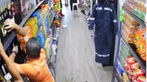 Vídeo, “héroes del licor”: durante el terremoto que azotó Panamá, varios hombres entraron a una tienda sin importarles su propia seguridad para evitar que las botellas de licor se cayeran de los estantes