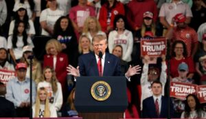 Vídeo, “se los dice en su cara y ni así reaccionan”: Trump llama tontos a sus seguidores porque él puede decir “las cosas más estúpidas” y aún así lo aplaudirían y le dirían que lo aman