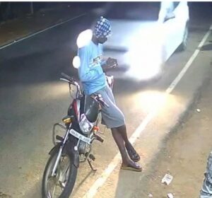 Vídeo, se salva de morir por centímetros: un automóvil impacta a gran velocidad contra una moto y su dueño se salva sin un rasguño