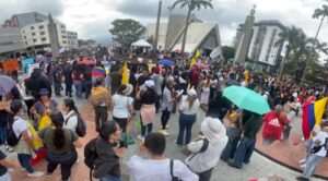 Vídeos: los colombianos salen a protestar y a repudiar masivamente al presidente ultraderechista colombo-estadounidense, Abelardo de la Espriella, que ni siquiera tiene 100 días de gobierno