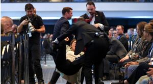 Vídeos: interrumpen con gritos, pancartas e insultos al secretario de la Guerra de EE.UU., Pete Hegset durante un panel sobre guerra autónoma celebrado en Washington D.C., en el que participaba junto a altos mandos militares.