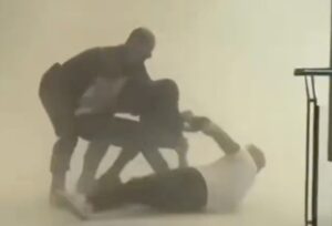Vídeo, robo de película: encapuchados asaltan joyería y escapan entre el humo de los extintores esparcidos por los ladrones para escapar