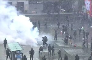Vídeos: brutal represión policial en Buenos Aires, Argentina, contra manifestantes en contra del gobierno de Javier Milei por no dar financiamiento a las universidades que ya fue aprobado por el congreso argentino