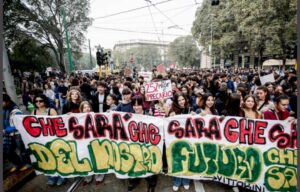 Vídeos, primero Francia y ahora Italia: miles de estudiantes salen a manifestarse en las calles italianas en contra del gobierno de Giorgia Meloni y el alto costo de la vida en ese país